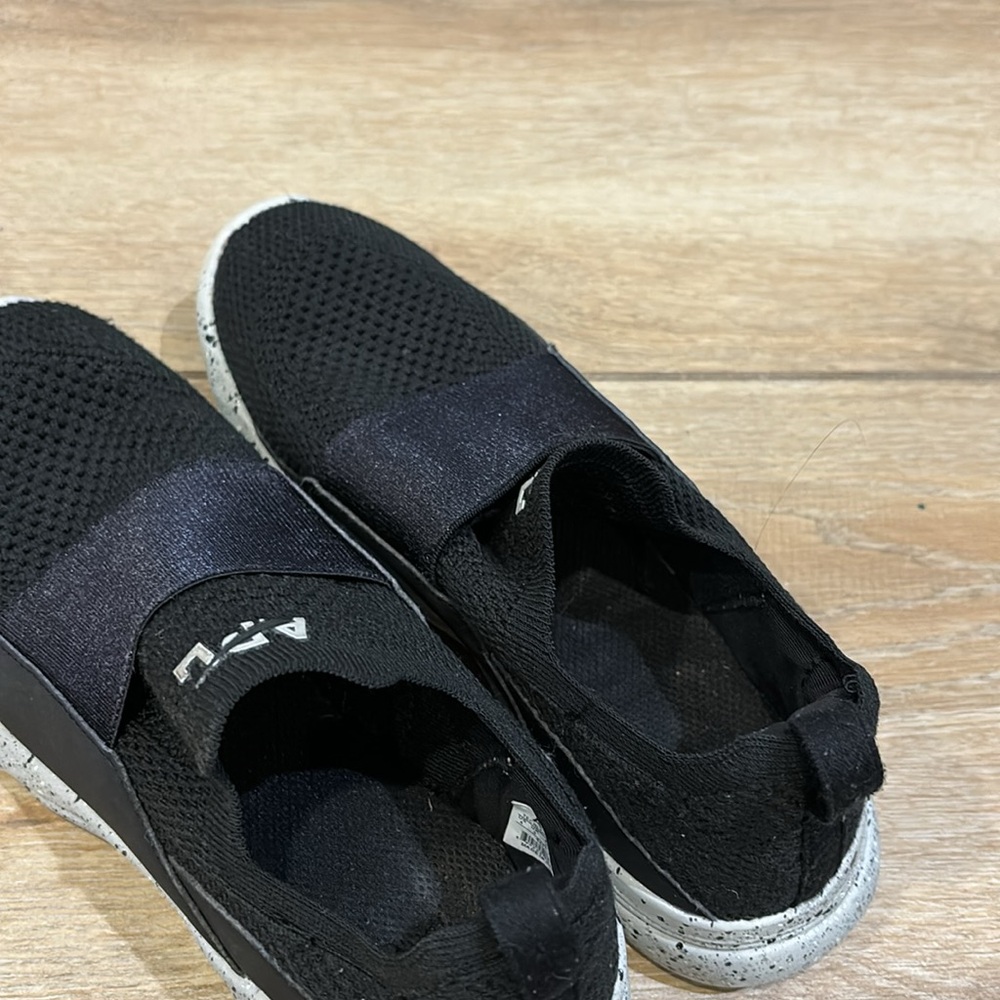 APL shows US size 4 - Picture 6 of 8